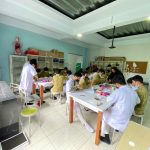 Praktek di Lab IPA Uji Kanduangan Makanan Al-Imam Islamic School (2)